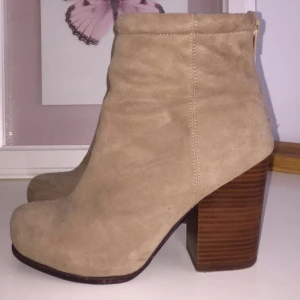  - Jeffrey Campbell Rumble i färgen taupe, storlek 38. Aldrig använda, nypris ca 1500kr. Skickar gärna fler bilder som så önskas! Frakt tillkommer