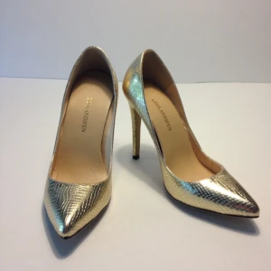  - Pumps / högklackade skor. HELT NYA!! Fint mönster i präglat metalliskt PU-läder. Aldrig använda pga fel storlek, så i absolut nyskick. Bra kap!  (Finns för hämtning i centrala Stockholm eller skickas med post.)