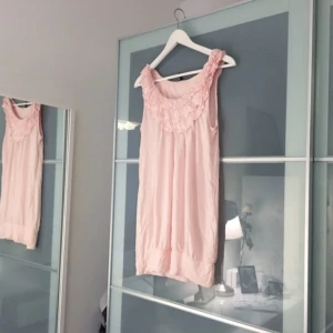  - Ljusrosa sommarklänning! Storlek S
Aldrig använd men prislapp är ej lvar!

Avhämtning vid ( Rågsved eller Högdalen) eller frakt på 21kr

💕💕