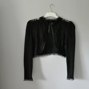  - Bolero från Shock.se 
(köpt secondhand) 

litet hål (se bild)

FRAKT TILLKOMMER (Kan samfrakta)
