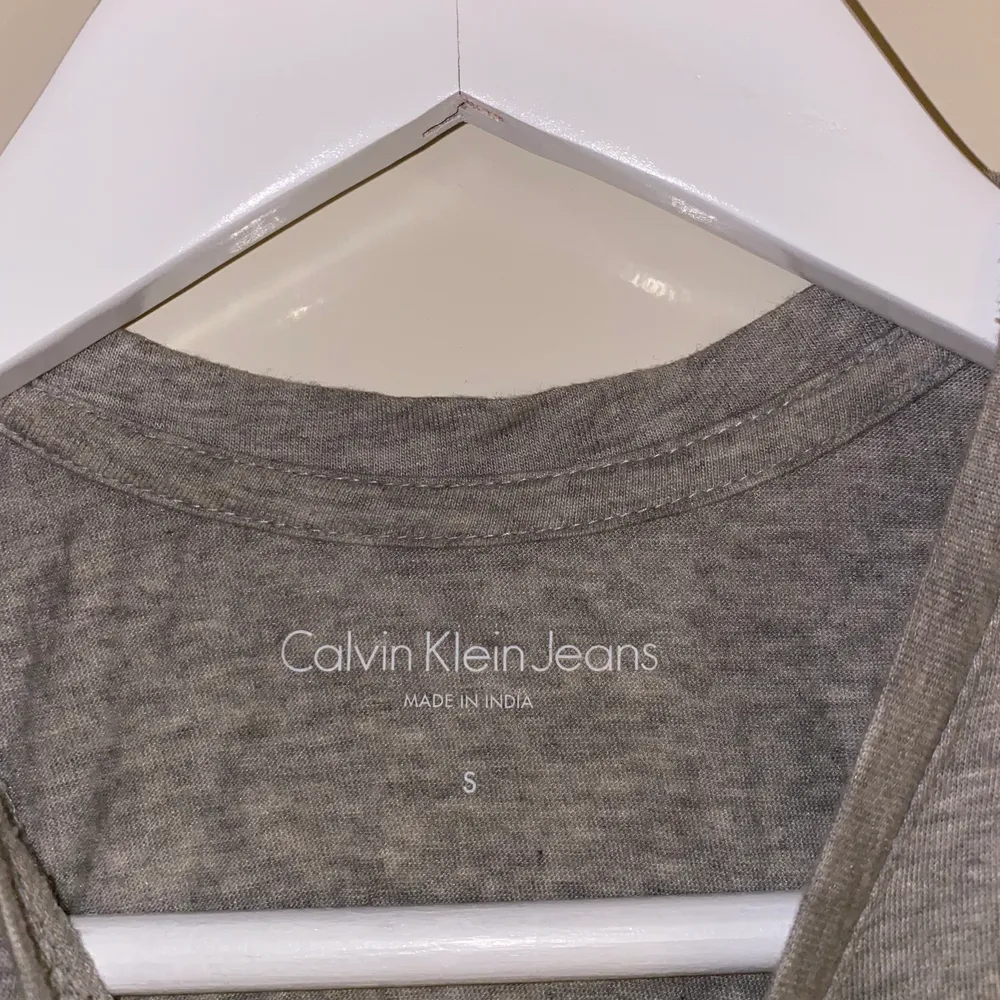 Jättefint grått linne från Calvin Klein. Inte använd för många gånger så är i fint skicka, och denna är köp på Urban outfitters. Säljer denna för 100kr (FRAKT INGÅR) 🤎 Fler bilder går att få om man är intresserad :) . Toppar.