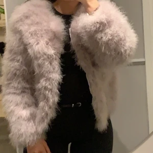 Pälsjacka (fake päls)  storlek Xs/S - Super fin jacka från Dennis maglic, aldrig använd helt ny! Köptes för 1700kr. Fraktar (köperen står för frakten). Kan även mötas upp mellan Västerås/Hallstahammar. 