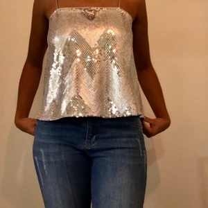 NA-KD topp stl 34 - En trevlig topp i mycket gott skick som dessutom är använd ett par gånger. Plagget passar även dig som har 36. Nypris var ca 400kr - nu 150kr. Köparen står för frakten. 