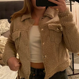 Teddy jacka - Säljer min fina beiga teddyjacka, som nästan är helt oanvänd och i väldigt bra skick. Den är köpt från Boohoo och är i storlek 32, men jag skulle säga att den är mer 34. 