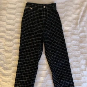 Rutiga byxor - Dessa byxor har jag älskat men används inte längre. De är köpta i storleken 38 men var lite förstora, så jag satte in ett resårband som lätt kan tas bort. Med resårbandet skulle jag säga att dessa passar XS (möjligtvis S) och utan passar de nog bäst på en normal S. De sitter åt de tightare hållet men med raka ben. Är 175 cm lång och dessa sitter precis över foten på mig