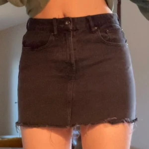 Jeanskjol - Gammal oanvänd jeanskjol. Vill ha den men den är lite för liten och för kort för min smak. (Är 170) 