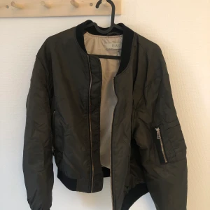 Bomberjacka - Grön bomberjacka från Zara. Strl 38 men oversize. Helt oanvänd. Köparen står för frakt!