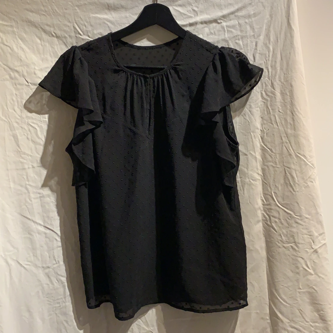 Svart blus med små prickar 