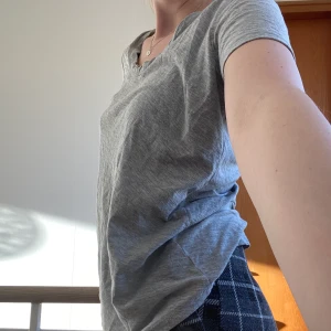 Grå T-shirt  - T-shirt oversize