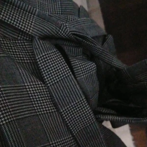 Vero Moda  - Snygg rutig byxa från Vero Moda. Veckad i byxlinningen samt matchande tygskärp. 