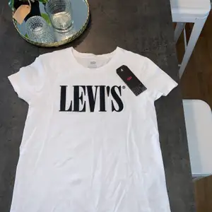 Hej! Nu säljer jag min vita Levi’s t-shirt med svart tryck i storleken xs för 100kr. Tyvärr passa den inte på mig så jag hoppas att någon annan får användning för den!☺️ Den är helt oanvänd och har endast legat i förpackningen som den kom i. Du får gä