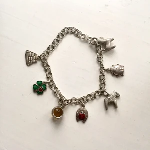 Berlock-armband  - Fint berlock-armband med sju stycken berlocker. Spänne som är justerbart. Skriv till mig om du är intresserad eller har några frågor☀️ Fraktkostnad tillkommer! 