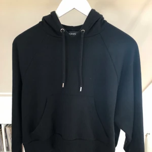 Svart hoodie - Svart hoodie från Monki! Köparen står för eventuell frakt☺️
