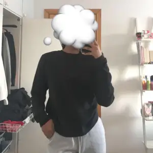 Snygg sweatshirt i storlek 34/36 från ASOS. Aldrig använd, frakt betalas av köparen ✨🥰