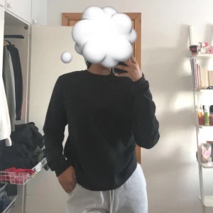 Sweatshirt - Snygg sweatshirt i storlek 34/36 från ASOS. Aldrig använd, frakt betalas av köparen ✨🥰