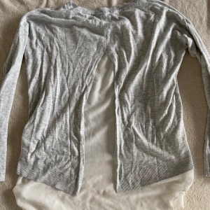 H&M långärmad, storlek XS - Grå långärmad med genomskinlig rygg. 