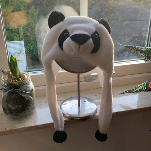 Panda mössa - Köpt i Spanien - tror därför inte att den finns här. 