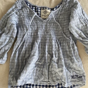 Henri Lloyd blus, storlek L - Ljusblå randig blus med mörkblå och vitt rutigt tyg inuti. 