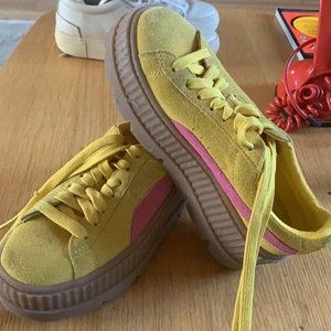 Skor med plattform - Ett par puma X FENTY skor som är flitigt använda. Ser ganska nya ut på utsidan men använda ut på insidan. 