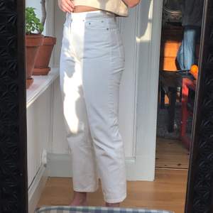 Fina vita weekday jeans i modellen row. Sitter väldigt fint på rumpan men tyvärr för små för mig. storleken: 28/30, jag är 170cm