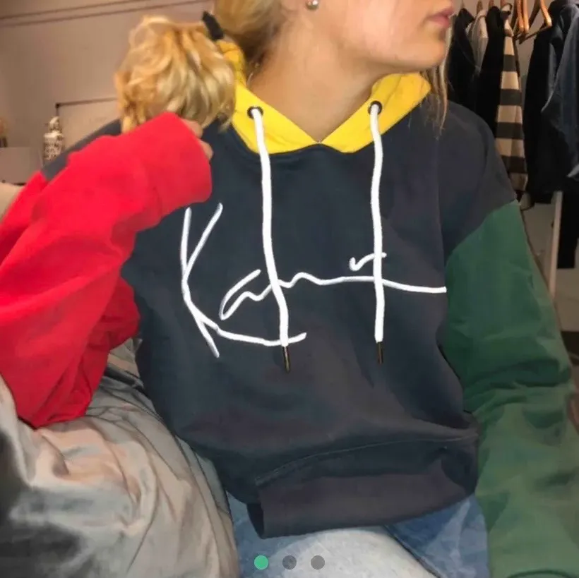 (LÅNADE BILDER) Tänkte kolla om nån skulle vara intresserad av att köp min sååå snygga hoodie från Karl Kani, den är i väldigt tjockt material så passar perfekt nu till vintern:)) köpte den på footlocker för ca 800kr men säljer de nu för ett billigt pris. Jag har i stolek XS men skulle säga att den är S/M då den är oversize🤠 frakten tillkommer💗. Hoodies.