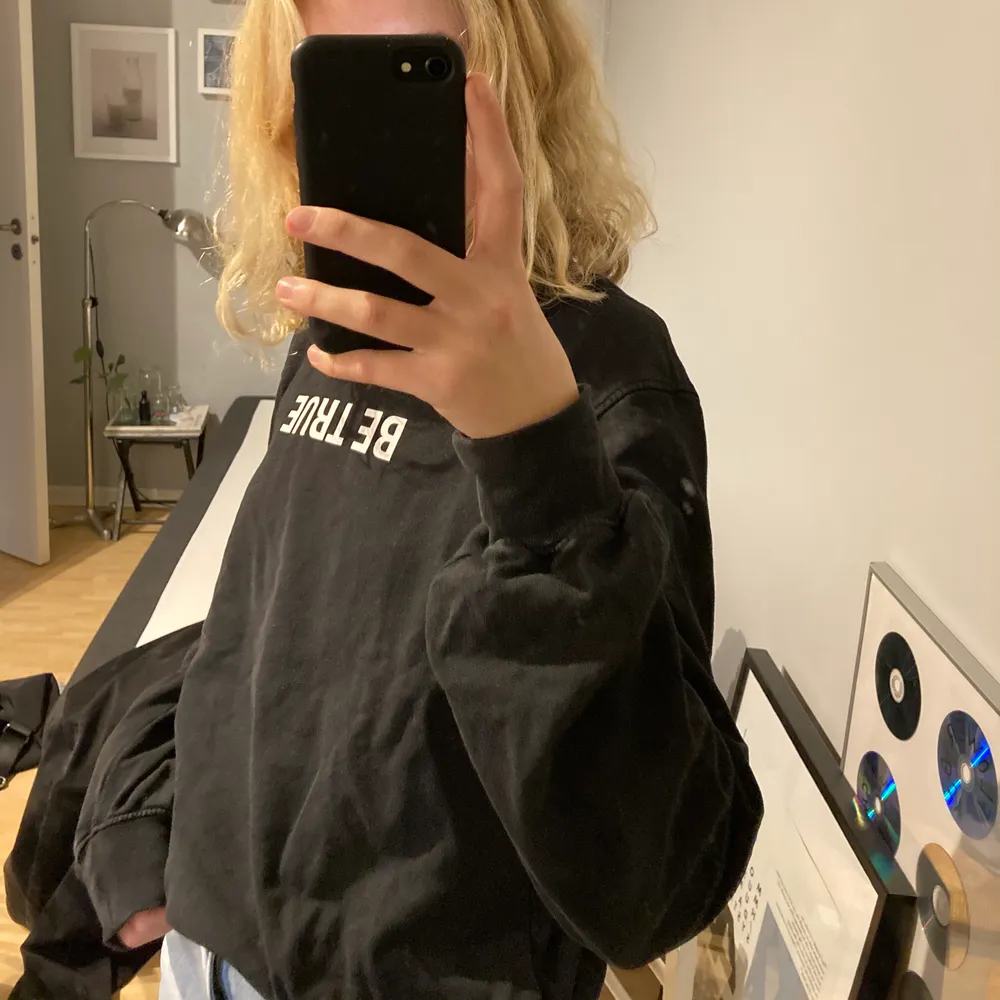 En oversized tjock tröja från Weekday! Super mysig med trycket ”be true” på framsidan och ”just be yourself.” på baksidan! Köpte den för ett par år sen men har inte använt den så mycket, där är en liten mörk fläck på baksidan och på ena ärmen men det syns knappt! Den är i storlek XS men skulle säga att den passar som en M! . Tröjor & Koftor.