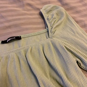 Grön tröja strl M - Är inte reflad över bröstet när den är på. Gjord kortare i armarna samt är den puffig på axlarna. Mint grön. 