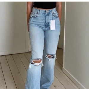Zarajeans - LÄS BESKRIVNING TACK! Säljer dessa snygga zarajeans! Köpte de här på plick av Emmy Nilsson, därmed lånade bilder av henne❤️❤️ de passade inte mig tyvärr därför jag säljer vidare dem! 350 inklusive frakt, allt som allt 350