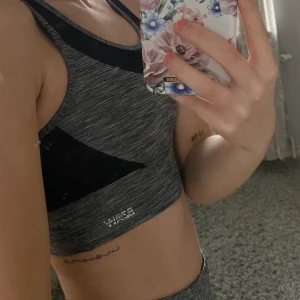 Sport-bh - Sport-bh/topp utan ilägg från KappAhl. Jätteskön men tyvärr för liten för mig så den är aldrig använd!