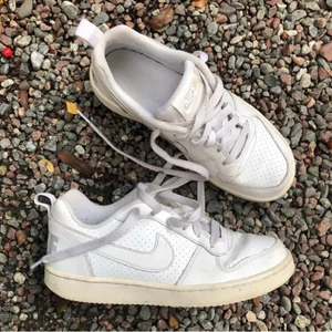 Vita nike sneakers - Skitsnygga vita nike sneakers från nike! Liknar nike air force men är en lite mer unik modell. Jag köpte dom här på plick, men tyvärr var dom lite för små så måste tyvärr sälja vidare. (Bilderna är lånade, skriv om du vill ha fler bilder osv). Frakt tillkommer!