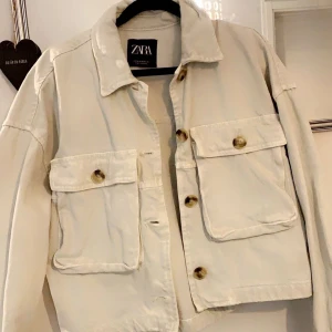 Jacka från Zara✨ - En jacka från zara. Aldrig använt💕