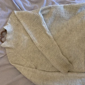 Polo - Fin ”stickad” tröja med en liten polokrage! Den är såååå varm och mysig. Den har varit min favorit en gång i tiden men har tyvärr inte fått den till så mycket användning längre. Den är väl använd och lite nopprig därav det mycket billiga priset ✨