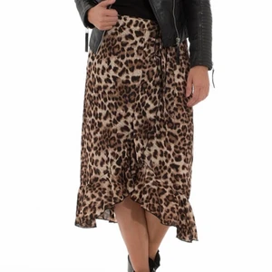 Leopard omlottkjol - Supersnygg omlottkjol i leopardmönster från raglady. Använd Max 3 gånger så i mycket bra skick, originalpris 500kr 