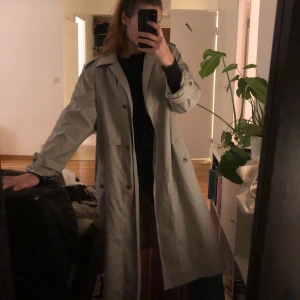 Trenchcoat  - Beige trenchcoat, supersnygg o lite oversized!! Inköpt på second hand. 