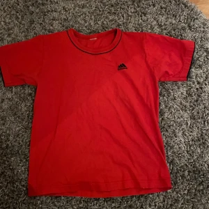 Adidas T-shirt storlek s  - Bra skick, har dock klippt bort lappen i nacken. 