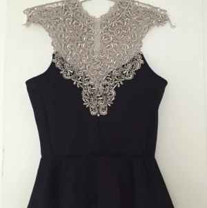  - Fin festtopp, peplum. 
Aldrig använd!
Frakt tillkommer.