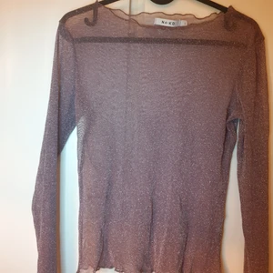 Lila glittrig genomskinlig tröja - Lila genomskinlig glittrig långarmad från nakd storlek S