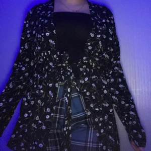 Svarta kofta  - En svart kofta med blåa blommor på köpte den för ett år sen men använde aldrig den 
