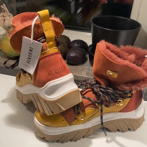 Inuikii skor - Säljer helt nya inuikii skor i storlek 38! Buda 1000kr