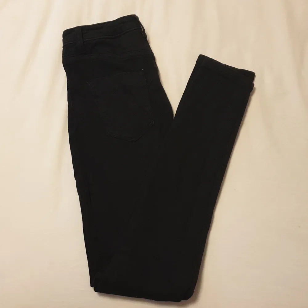 Fina svarta jeans i storlek 38. Dem er lite stretchy och går väldigt högt upp. Jeans & Byxor.