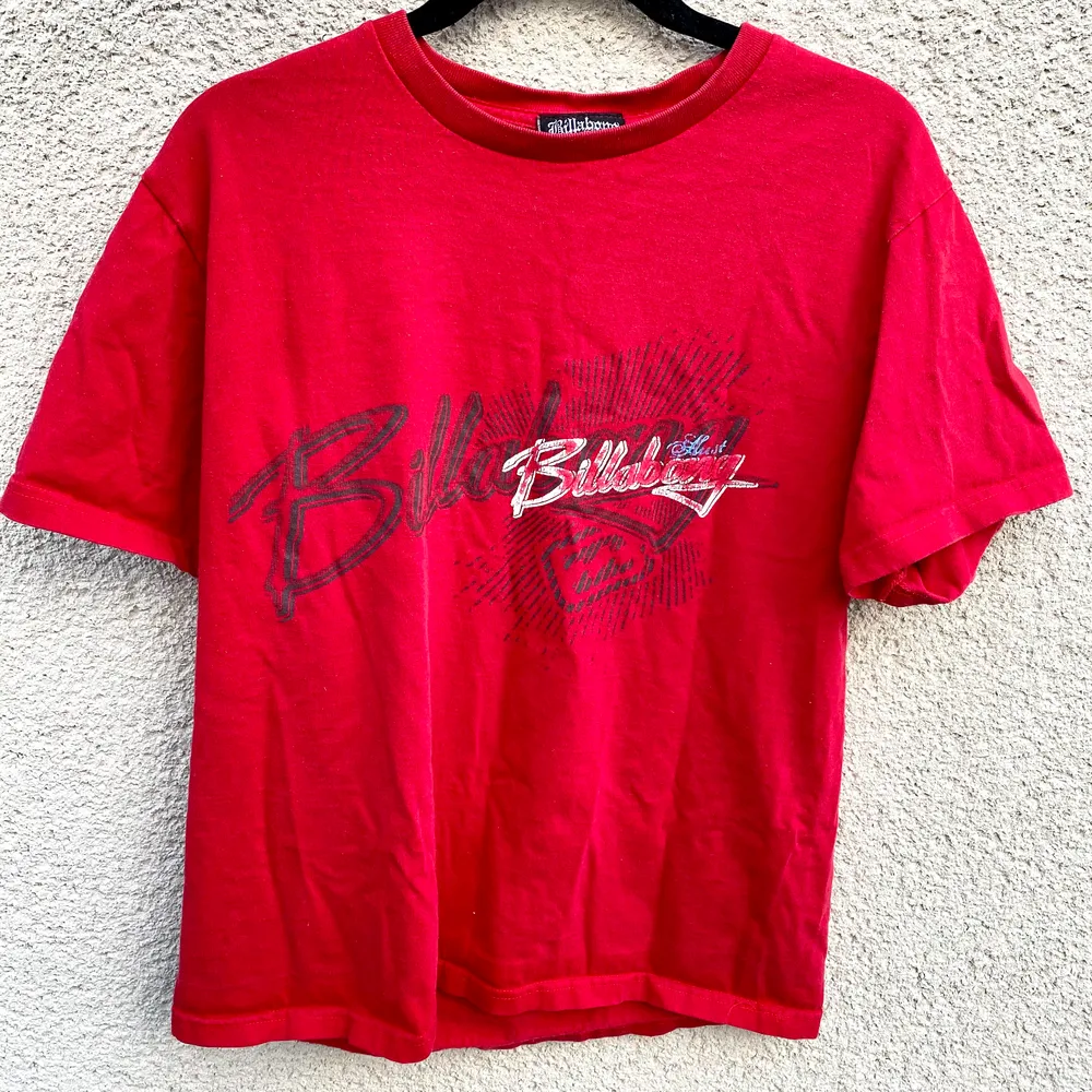 Supercool y2k T-shirt från Billabong! Köpt secondhand och i bra skick!! Skriv privat för fler bilder och ifall fler är intresserade blir det budgivning! (Buda med minst 10kr)✨💓. T-shirts.