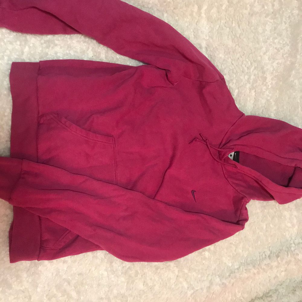 Rosa nike Hoodie köpt från beyond retro. Står L men sitter mer som S/M. Vid stort intresse, buda i komentarerna. Avslutas imrogon på söndagen. Huvtröjor & Träningströjor.