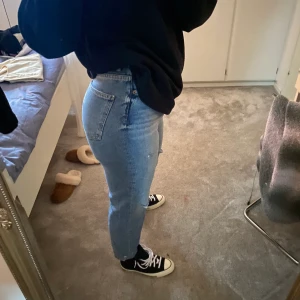 Zara jeans  - Jätte fina zara jeans i storlek 38 och använda endast 1 gång. Säljer då dom ej kommit till användning. 100kr+frakt 