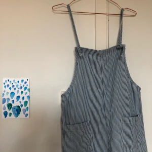 Randig jumpsuit  - Använder tyvär min fina fina randiga jumpsuit alltför sällan, hoppas du vill bära den💛 på vintern har jag haft en gosig tjocktröja över😻 