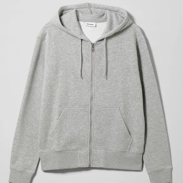Säljer en grå hoodie (som är från Cubus) som är jättemysig och lite croppad. Den är använd ett fåtal gånger. Frakt tillkommer:). Hoodies.