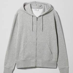 Säljer en grå hoodie (som är från Cubus) som är jättemysig och lite croppad. Den är använd ett fåtal gånger. Frakt tillkommer:)
