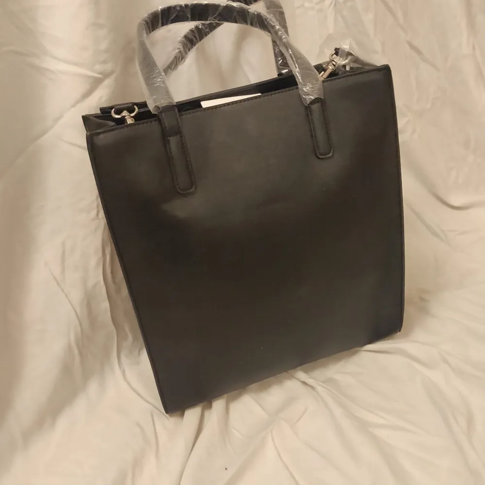 En svat fejk-läder väska från NA-KD. Den är aldrig använd all plast är kvar och även lappen.  200kr+frakt. Väskor.