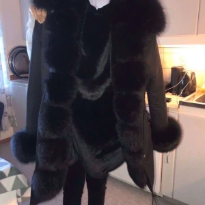 Parka Dam vinterjacka 🥶❄️ äkta päls. storlek M - Jacka i bra skick, storlek M, inga hål eller fläckar. Kontakta mig för fler bilder ifall ni är intresserade