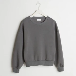 Gina Sweatshirt - Intressekoll!! Funderar på att ev sälja min jättesköna Gina sweatshirt då den är lite stor för min smak. SLUTSÅLD!! på hemsidan och i de flesta butikerna. Den är ssåååå skön och supermjuk. Använd ca 3 gånger bara hemma:) Skriv privat vid intresse 🖤