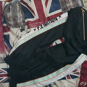 Snygga byxor 💫 - Snygga byxor oanvända helt nya. Har aldrig haft dom på mig för dom passar inte mig så💫 köpt för  300. Jag betalar frakt !